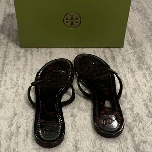 Tory Burch Tortoise Shell Thong Sandals Black Brown Patent Leather Slip On Logo